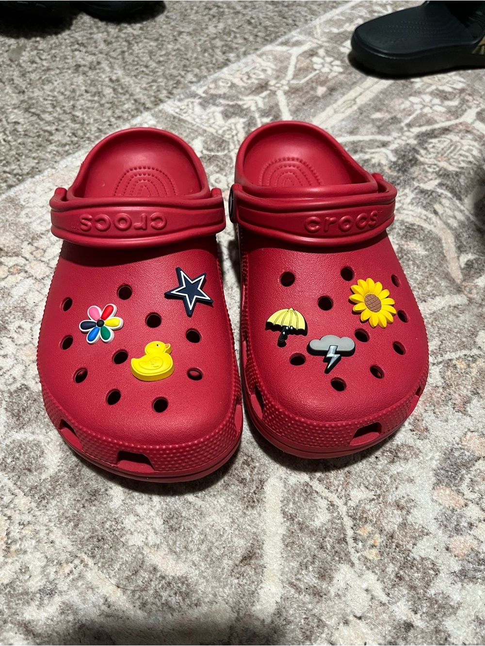 CROCS men’s 6 woman’s 8 Classic Clogs in Bright Red with Jibbitz Charms